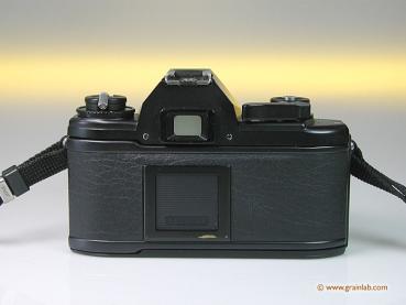 Nikon EM mit Nikon 1.8/50mm Serie E und Zubehör