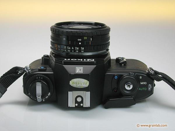 Nikon EM mit Nikon 1.8/50mm Serie E und Zubehör